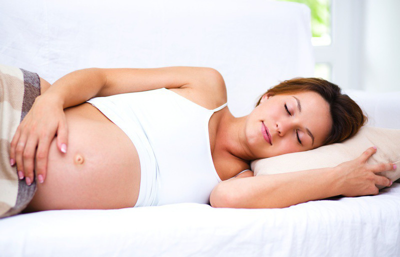 Nằm nghiêng giúp giảm áp lực lên trên bụng khiến mẹ bầu dễ thở hơn.