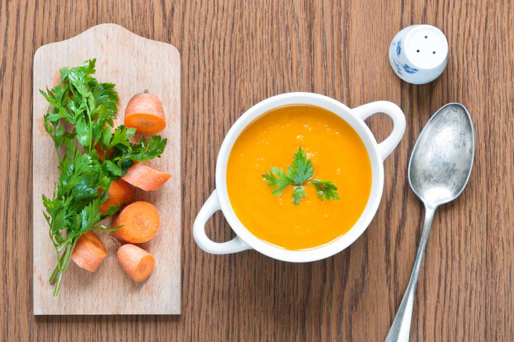 Cháo cà rốt là món ăn thứ 2 nằm trong thực đơn ăn dặm cho bé 6 tháng tuổi.